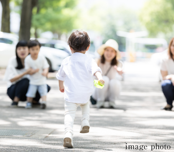 公園で遊ぶ子どもたちのイメージ