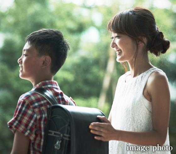 通学する親子のイメージ