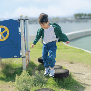 公園で遊ぶ子供