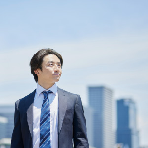 空を見上げる男性