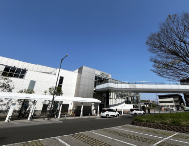 歩道を歩く男性